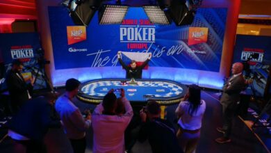 Martin Kabrhel s vlajkou po výhře WSOPE