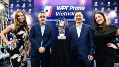 Danny McDonagh (vedle trofeje vlevo) na WPT